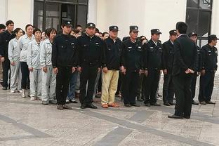 F1阿斯顿马丁车队大使造访海港获赠21号球衣，奥斯卡赠送签名球鞋